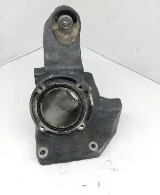 Mercedes-Benz C W204 Engine mounting bracket