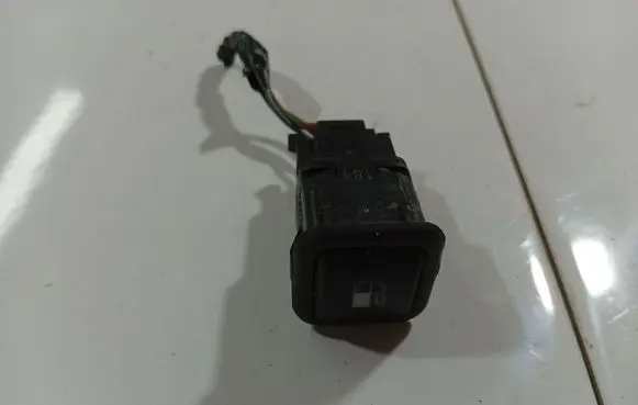 Volkswagen PASSAT B5 Fuel tank opening switch 3B0959833A