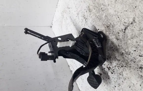 Volkswagen New Beetle Accelerator throttle pedal