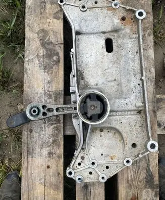 Volkswagen Golf Plus Engine mounting bracket 1K0199369F