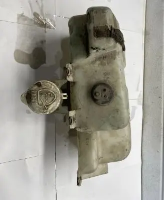 Mitsubishi Pajero Windshield washer fluid reservoir/tank