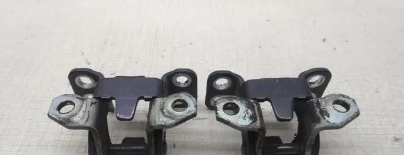 Suzuki Grand Vitara II Loading door hinge set 