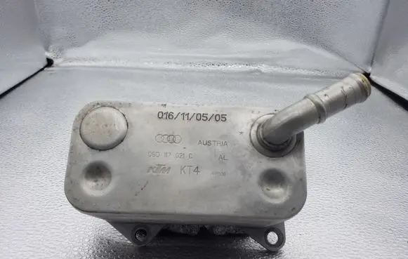 Volkswagen PASSAT B6 Engine oil radiator 06D117021C 47031