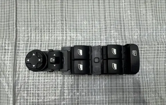Peugeot 3008 II Quarter vent window switch 98423400ZD