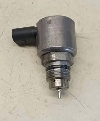 Mercedes-Benz E W212 Fuel pressure regulator 28280799 13280799 821225