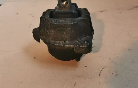 BMW 7 F01 F02 F03 F04 Engine mount bracket 6777371 686235
