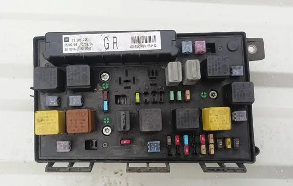 Opel Astra H Fuse module 13206745GR 5DK00866832