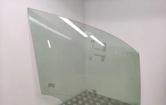 Fiat 500X Front door window glass four-door