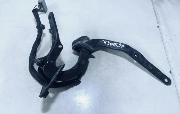 Volvo V70 Tailgate/trunk/boot hinge 8643157