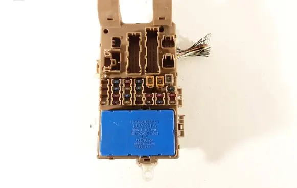 Toyota Corolla E120 E130 Fuse module 8264102040 MB2323008521 9008087019