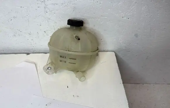 KIA Sportage Coolant expansion tank/reservoir 25430D3700