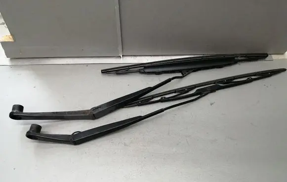 Dodge Magnum Front wiper blade arm