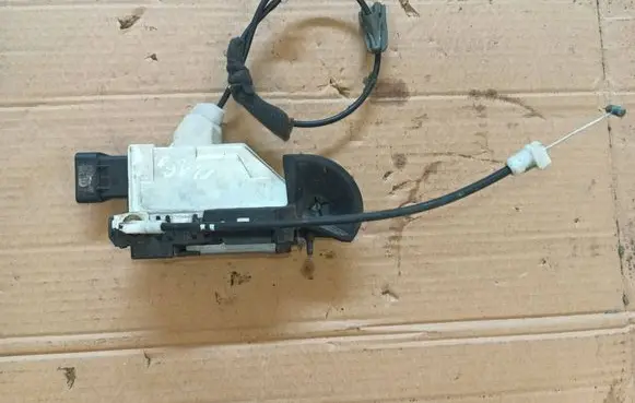 Peugeot 5008 Front door lock