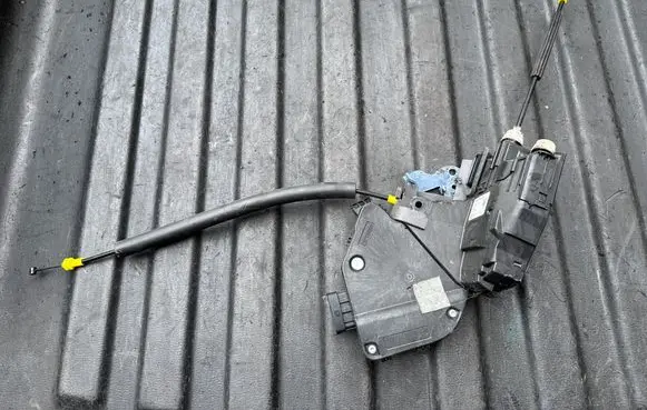 Land Rover Discovery 5 Rear door lock HY3224995BC 938829106 LH938827103