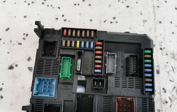 Peugeot 2008 I Fuse module 9807531680 E1095293 22661F01