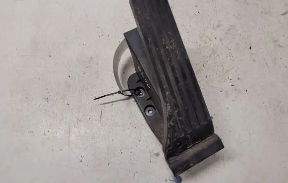 Mercedes-Benz E W212 Accelerator throttle pedal A2043000004 A2043000082