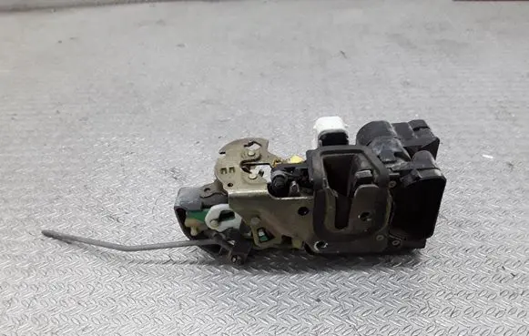 Opel Frontera B Front door lock 16639860