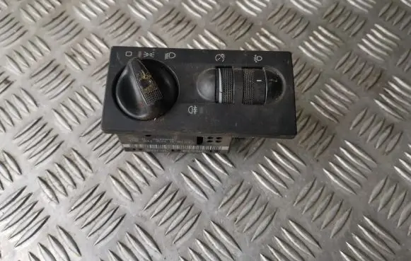 Volkswagen Golf III Light switch 1H6941531N