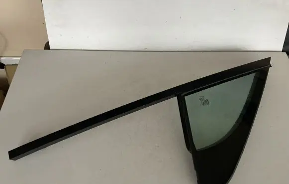 Audi Q7 4M Front door vent window glass four-door 4M0845114