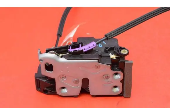 Opel Insignia A Front door lock 13597528
