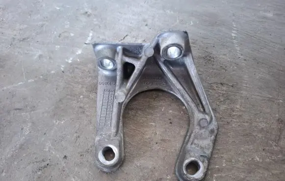 Volvo XC70 Engine mounting bracket 30713236