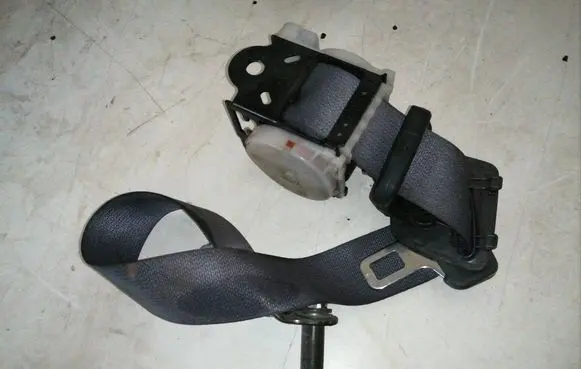 Toyota Land Cruiser (J120) Third row seat belt 0432034