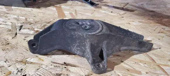 BMW 5 E39 Engine mounting bracket 1096079