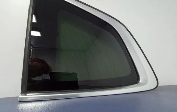 BMW X3 E83 Rear side window 7388827