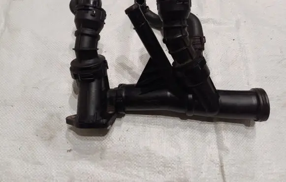 Volkswagen PASSAT B8 Engine coolant pipe/hose 04L121026F 04L121071E