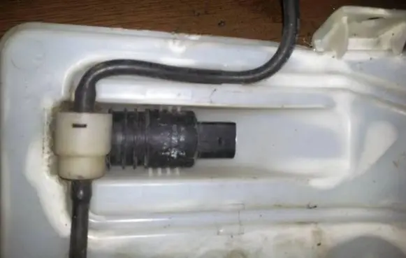 Mitsubishi Colt Windscreen/windshield washer pump