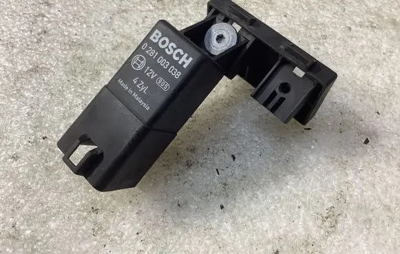 Volkswagen Jetta V Glow plug pre-heat relay 0281003038