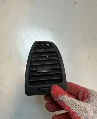KIA Venga Dashboard side air vent grill/cover trim 17490