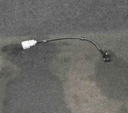 Volkswagen Golf V Crankshaft position sensor 9805940