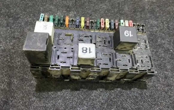 Volkswagen PASSAT B3 Fuse box set 357937039