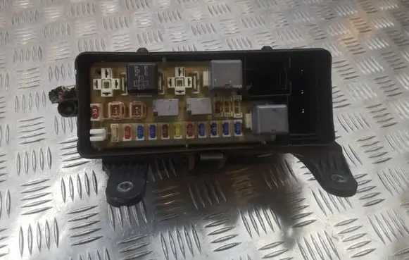 Toyota Previa (XR30, XR40) II Fuse module 28060