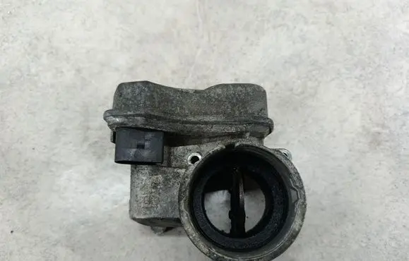 Volkswagen Golf V Throttle body valve 03G128063L