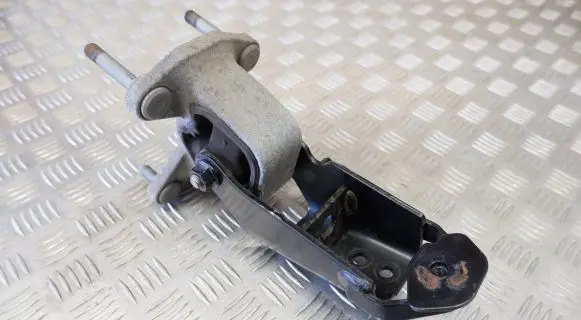 Lexus RX 450H Engine mount bracket 1237131440 1232131210