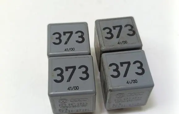 Volkswagen PASSAT B5.5 Other relay 8D0951253A