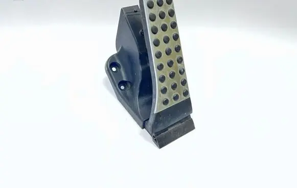 Mercedes-Benz C W205 Accelerator throttle pedal A2053000104 2361 ZGS00508