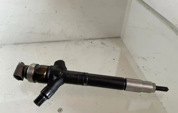 Toyota Corolla Verso AR10 Fuel injector 236700R050 04J10290