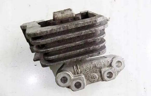 Peugeot 207 CC Engine mount bracket