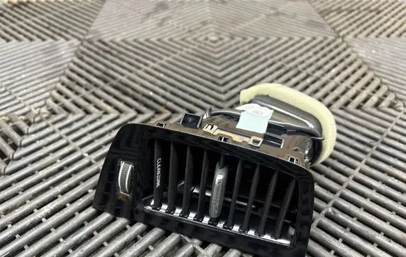 Volvo XC90 Dash center air vent grill 31363714