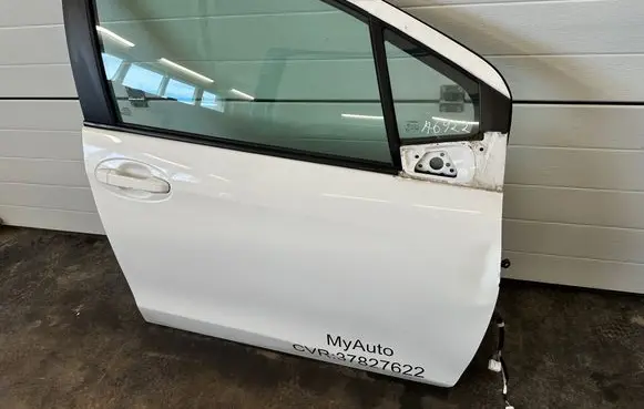 Toyota Yaris Front door