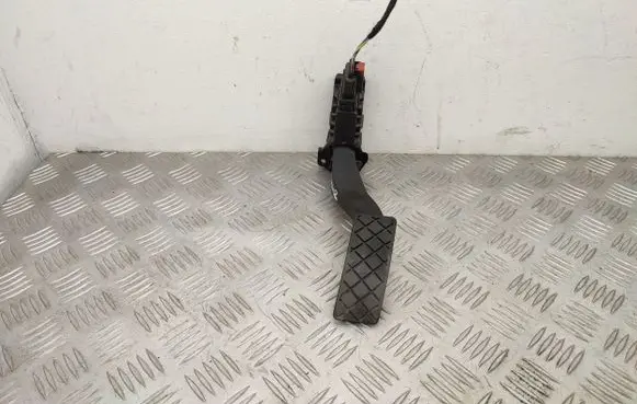 Accelerator throttle pedal
