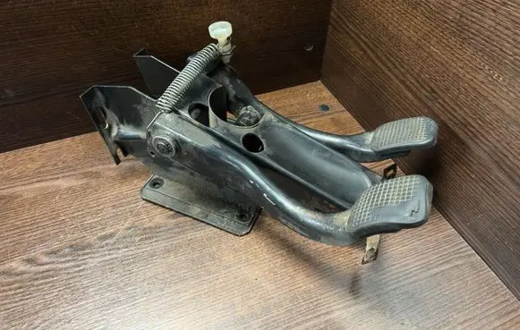 Iveco Daily 4th gen Pedal assembly 93825163