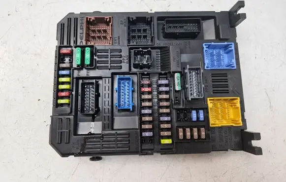 Peugeot 3008 II Fuse module 9830813080