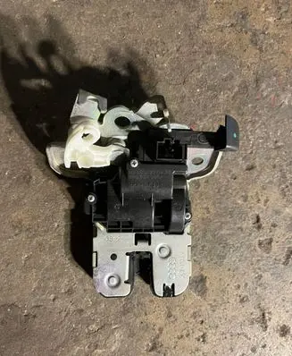 Skoda Octavia Mk3 (5E) Tailgate/trunk/boot lock/catch/latch 8R0827505A
