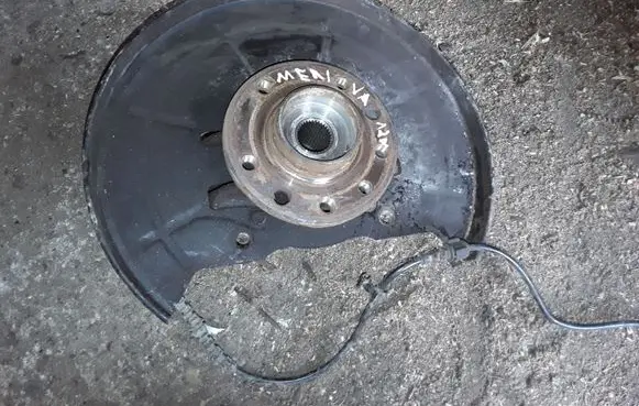 Opel Meriva B Front wheel hub 13262