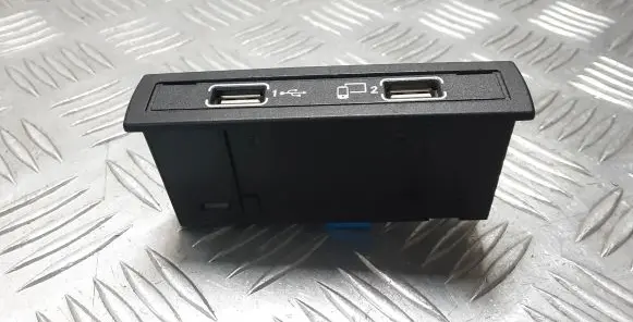 Mercedes-Benz GLE (W166 - C292) USB socket connector A1728202000