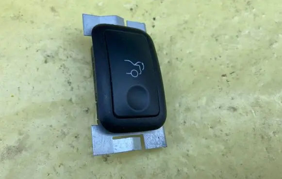 Mercedes-Benz C W204 Tailgate opening switch A2048707051
